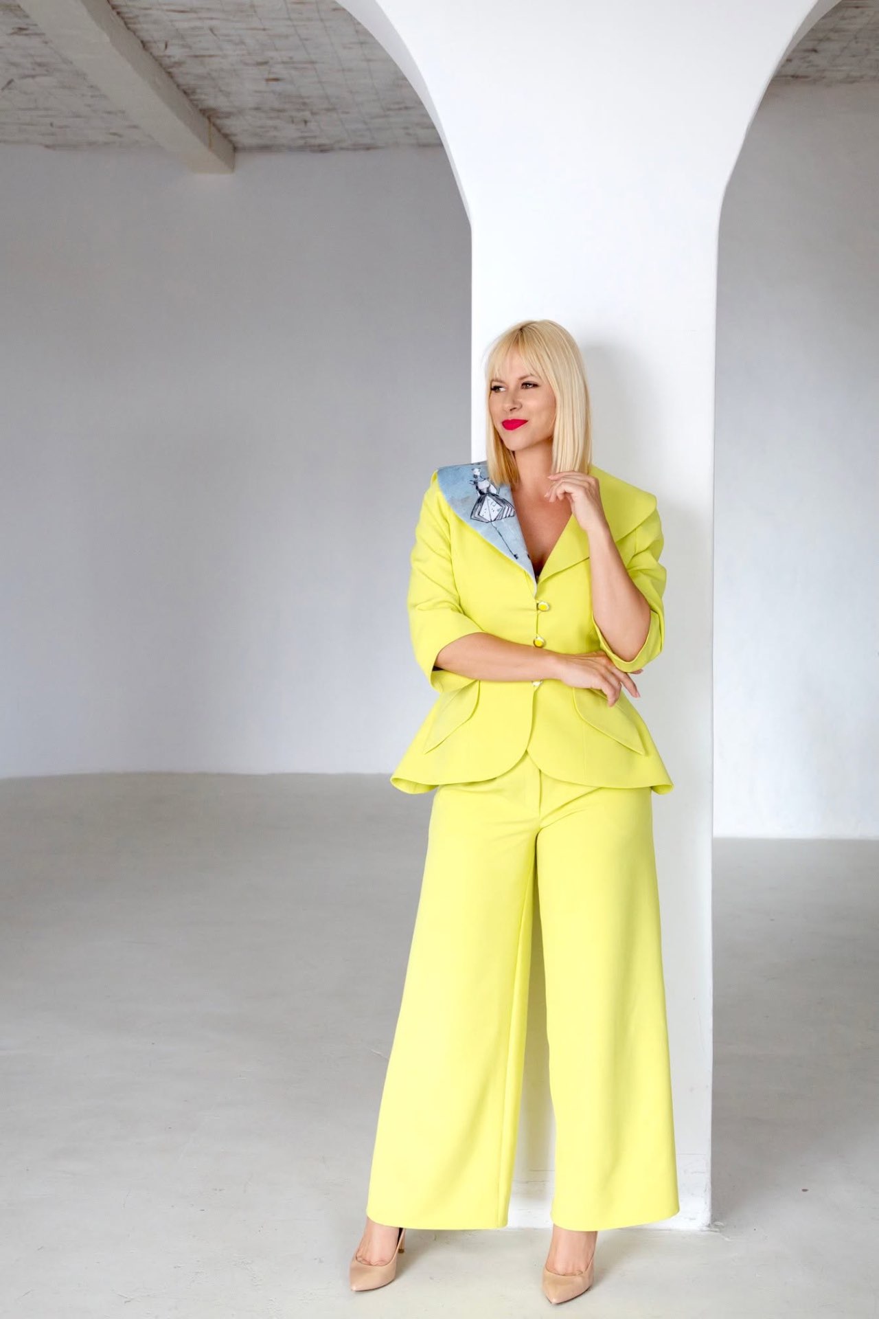 Kovács Erika sárga-zöld szettben, business stílus